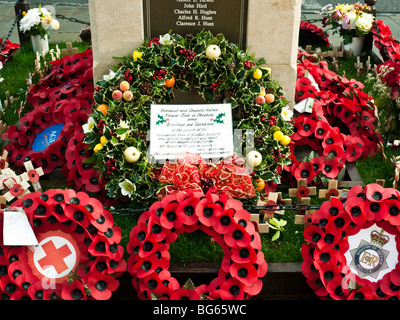 Kriegerdenkmal in Wootton Bassett mit Mohn Kränze, Weihnachtskranz, Dankesnachricht für die Rückführung Zeremonien 2009 Stockfoto