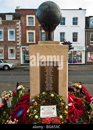 Kriegerdenkmal in Wootton Bassett mit Mohn Kränze, Weihnachtskranz, Dankesnachricht für die Rückführung Zeremonien 2009 Stockfoto