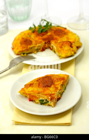 Bohnen, Paprika und Chorizo Omelette. Rezept zur Verfügung. Stockfoto