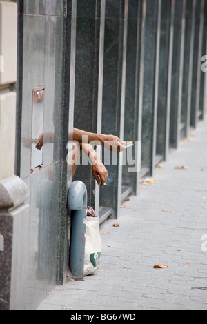 Straßenbettmann sammelt und raucht am Passeig de Gracia Barcelona Katalonien Spanien Stockfoto