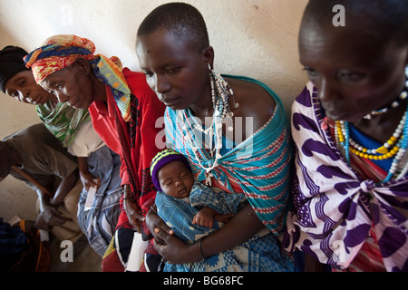 Massai-Frauen warten, um von einem Arzt in einer Klinik in Kilombero Dorf, Manyara Region, Tansania gesehen werden. Stockfoto