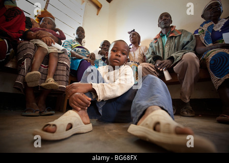 Ein Kind wartet darauf, von einem Arzt in einer Klinik in Kilombero Dorf, Manyara Region, Tansania gesehen werden. Stockfoto