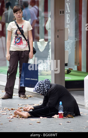 Straße Bettler außerhalb gehobenen Boutique am Passeig de Gracia Barcelona Katalonien Spanien Stockfoto