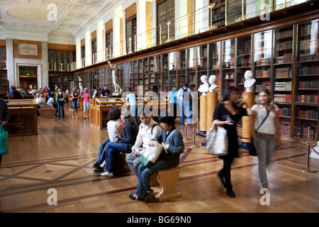 Das British Museum, London. Die langen, gefüttert und Erleuchtung Zimmer buchen. Eine Studie / Bibliothek. Stockfoto