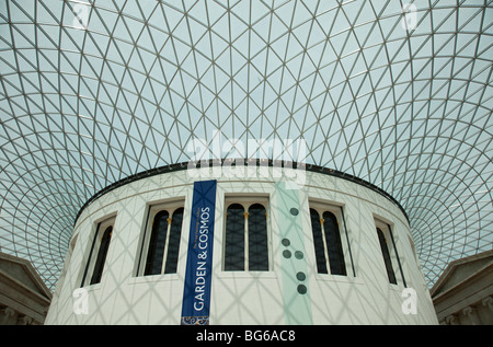 Innenansicht des großen Hofs in The British Museum, London. Ein moderne hoch Architekturglas Gitter Dach deckt den Bereich Stockfoto