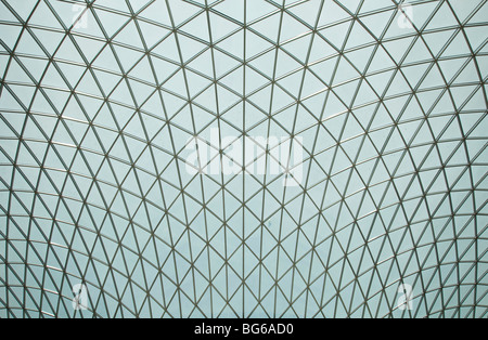 Innenansicht des großen Hofs in The British Museum, London. Ein moderne hoch Architekturglas Gitter Dach deckt den Bereich Stockfoto