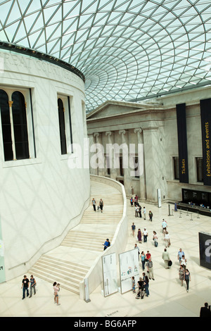 Innenansicht des großen Hofs in The British Museum, London. Ein moderne hoch Architekturglas Gitter Dach deckt den Bereich Stockfoto