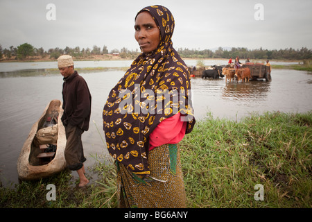 In traditioneller Kleidung an den Ufern des See Babati in zentralen Tansania steht eine Frau aus dem Stamm der Bulu. Stockfoto