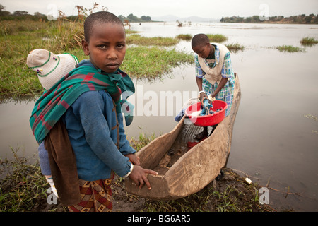 Eine Mädchen mit einem Baby steht am Ufer des See Babati in zentralen Tansania. Stockfoto