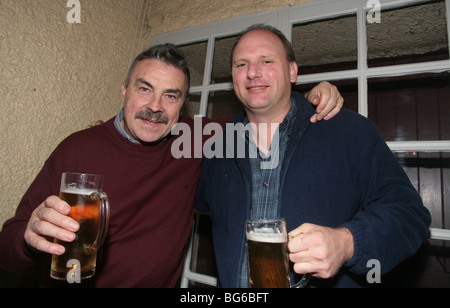 2 Männer betrunken in der Bar Stockfoto