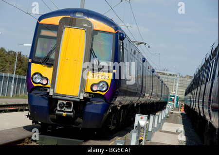 Klasse 377 Zug in First Capital Connect Lackierung. Stockfoto