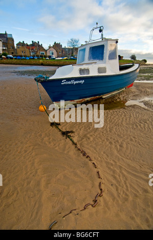 Vor Anker Boot Alnmouth Fluß Aln Esturay Northumberland England SCO 5595 Stockfoto
