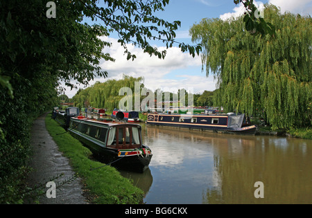 Hausboote in der Nähe von Anderton Marina auf dem Trent und Mersey Kanal, Cheshire Stockfoto