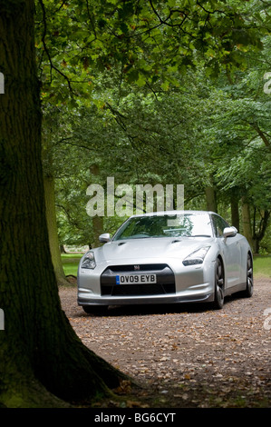 Silberne Sportwagen Nissan GT-R. Stockfoto