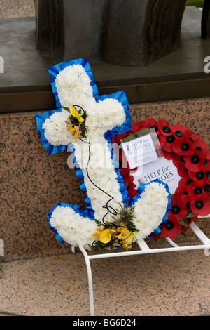 Floral Tribute und Hilfe für Helden Kranz am Denkmal in der Normandie American Nationalfriedhof mit Blick auf Omaha Beach Stockfoto