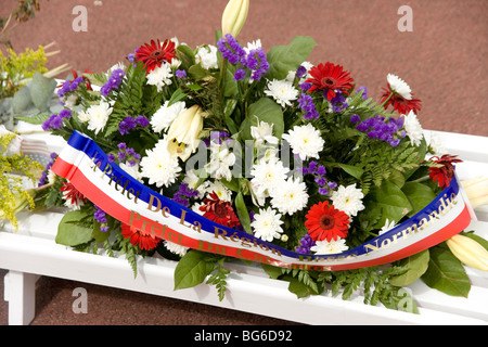 Floral Tribute an der Gedenkstätte an der Normandie American Nationalfriedhof mit Blick auf Omaha Beach Stockfoto