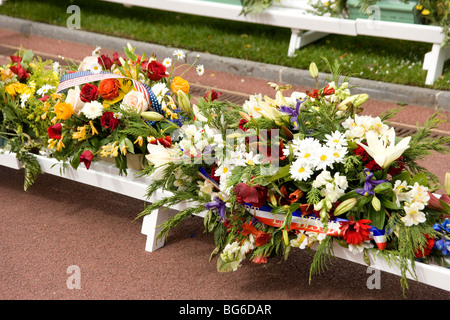 Floral Tribute an der Gedenkstätte an der Normandie American Nationalfriedhof mit Blick auf Omaha Beach Stockfoto