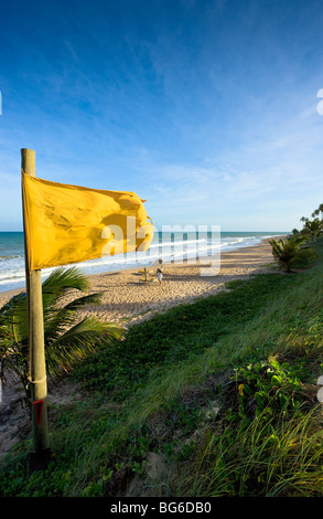 Ein Strand in Praia do Forte, BA, Bundesstaat Bahia, Brasilien Stockfoto