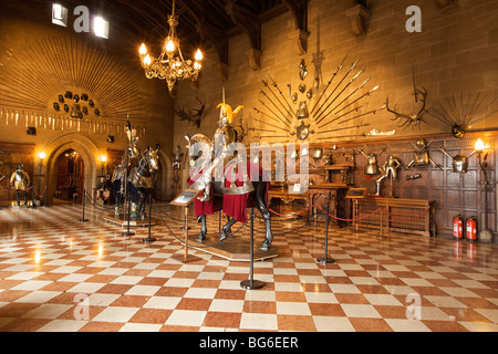 Die große Halle zeigt Rüstungen und Waffen im Warwick Castle, Warwickshire, Midlands von England, Vereinigtes Königreich Stockfoto