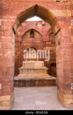 Die Iltutmish Grab, umgeben von der Inschrift Bildschirm im Qutb Minar-Komplex in Delhi, Indien. Stockfoto