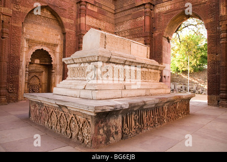 Die Iltutmish Grab innerhalb der Qutb Minar-Komplex in Delhi, Indien. Stockfoto