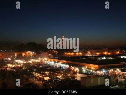 Jemaa el Fna und der Koutoubia-Minarett in der Abenddämmerung Stockfoto