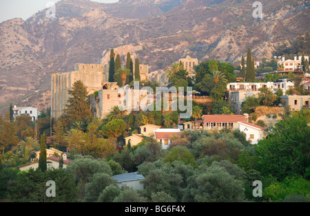 NORD-ZYPERN. Abendlicht auf das Dorf und die Abtei Bellapais (Beylerbeyi) in der Nähe von Kyrenia. 2009. Stockfoto