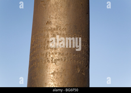 Die Inschrift der eisernen Säule von Delhi, Indien. Stockfoto