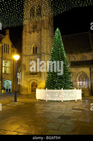 England, Grafschaft Durham, Durham City. Weihnachtsbaum auf dem Marktplatz von Durham City. Stockfoto