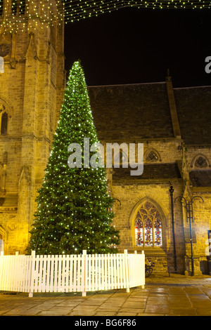 England, Grafschaft Durham, Durham City. Weihnachtsbaum auf dem Marktplatz von Durham City. Stockfoto