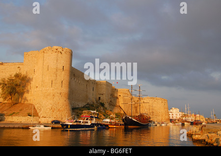 NORD-ZYPERN. Morgenlicht auf den Hafen und die Burg von Kyrenia. 2009. Stockfoto