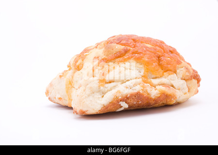 Käse-Scone aus niedrigen Sicht auf weißen Hintergrund isoliert. Stockfoto