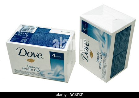 Zwei vier Packungen mit 100g Bars von Dove Beauty Creme Bars Stockfoto