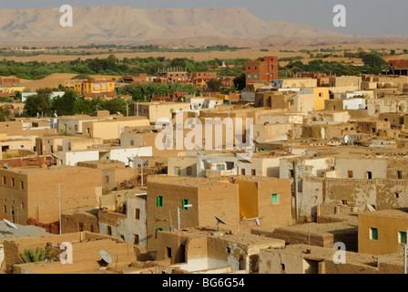 Stadt von Al Qasr in der Oase Dakhla, westlich von Ägypten Stockfoto