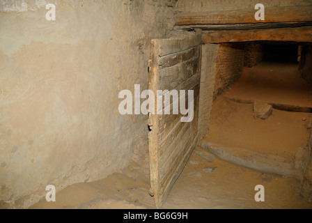 Tor auf einer Straße von Al Qasr in der Oase Dakhla, westlich von Ägypten Stockfoto