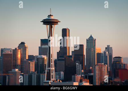 Der Space Needle und die Skyline von Seattle, Washington von Kerry Park am Queen Anne Hill bei Sonnenuntergang aufgenommen. Stockfoto