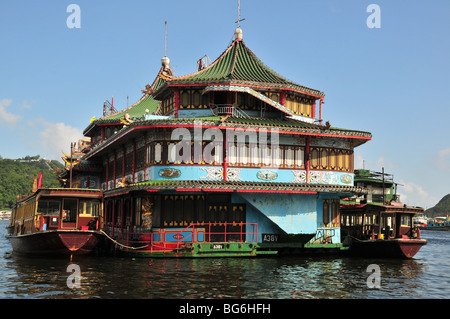 Westende und Vorderseite des Jumbo Tai Pak Restaurants, festgemachten Schiffe vorne und hinten, Aberdeen Harbour, Hong Kong, China Stockfoto