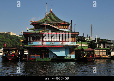 Westende der Jumbo Tai Pak Restaurants, Drachenköpfe und Lastkähne festgemacht entweder Seite, Aberdeen Harbour, Hong Kong, China Stockfoto