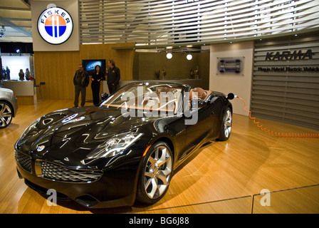 Angeschlossen ist ein Fisker Karma auf der LA Auto Show 2009 in Los Angeles Convention Center, Los Angeles, Kalifornien. Stockfoto