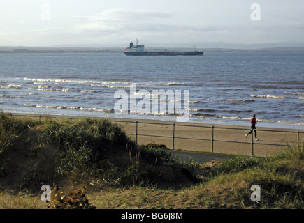 Blick über den Mersey Mündung von Crosby Dünen in der Nähe von Liverpool, England Stockfoto