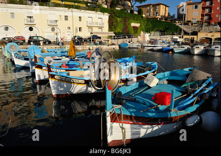 Kleine hölzerne Fischerboote vertäut im Hafen von Saint-Jean-Cap-Ferrat, Frankreich Stockfoto