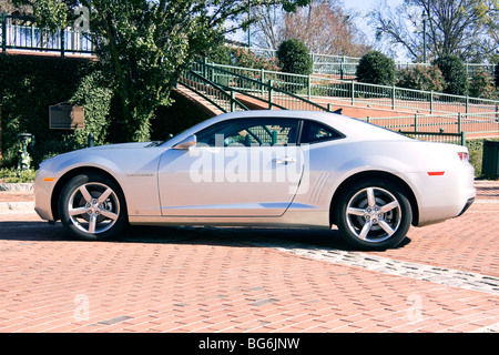 Brandneue 2010 hell Silber Chevrolet Camaro Sportwagen. Stockfoto