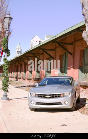 Brandneue 2010 hell Silber Chevrolet Camaro Sportwagen. Stockfoto