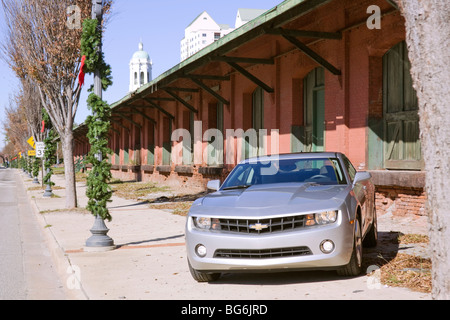 Brandneue 2010 hell Silber Chevrolet Camaro Sportwagen. Stockfoto