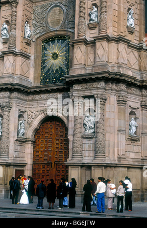 Mexikaner, Mexikaner, die Wartenden, Taufe, Kathedrale, Catedral, Hauptstadt, San Luis Potosí, San Luis Potosi, Mexiko Stockfoto