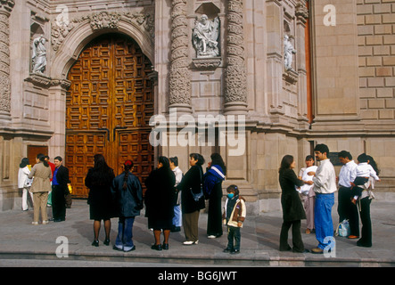 Mexikaner, Mexikaner, die Wartenden, Taufe, Kathedrale, Catedral, Hauptstadt, San Luis Potosí, San Luis Potosi, Mexiko Stockfoto