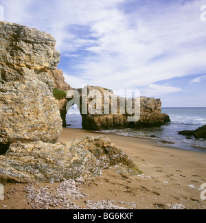 Kalifornien - betrachtet der Pazifikküste durch einen gewölbten Felsen Sculptured Beach in Punkt Reyes National Seashore. Stockfoto