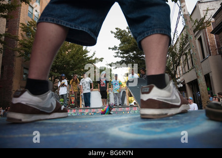 Skateboarder auf eine halbe Rohr auf Vieh Block Party am Abbott St in Gastown, Vancouver, BC, Kanada Stockfoto
