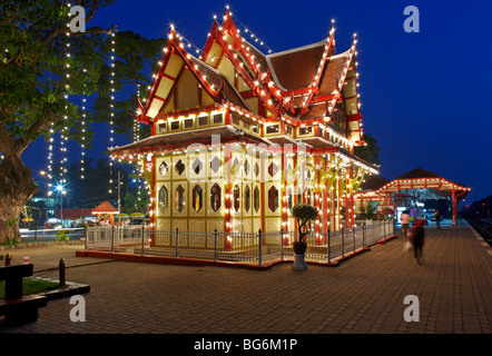 Der Bahnhof Hua hin wurde zu Weihnachten beleuchtet und dekoriert. Thailand S. E. Asien Stockfoto
