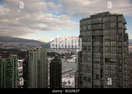 Winter-Blick von Coal Harbour und die North Shore Mountains von einem Hochhaus in der Innenstadt von Vancouver, BC, Kanada Stockfoto